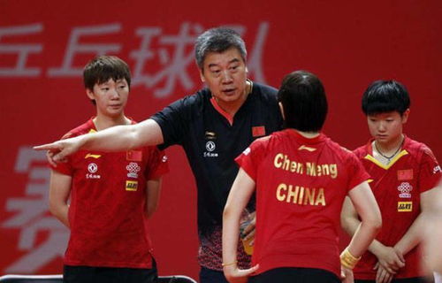 陈梦在工作室内与团队讨论创意