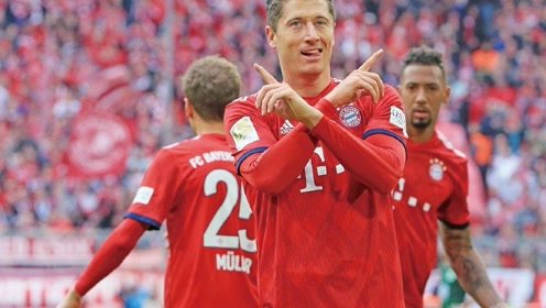 莱万凌空抽射破门瞬间