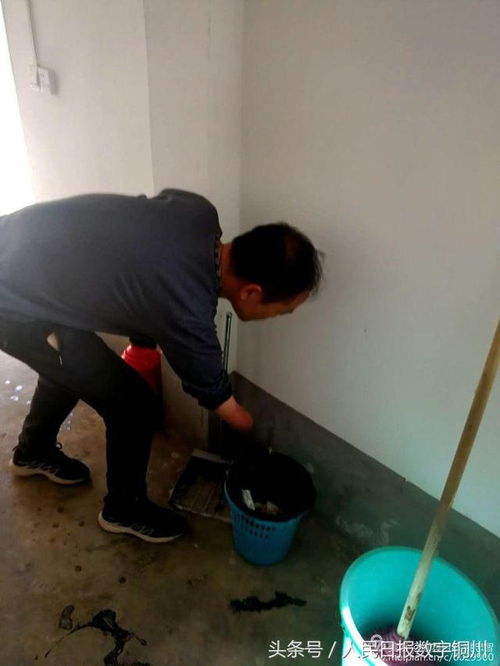 失去双臂的青年用脚剪纸