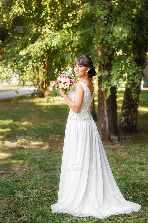 新娘穿着白色婚纱微笑