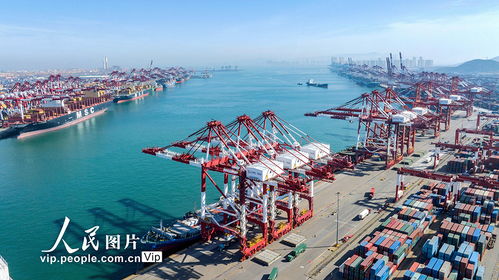 繁忙的港口集装箱码头