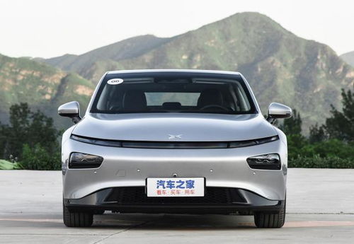 全新小鹏P7侧面展示流畅线条设计