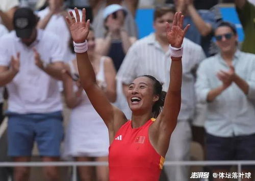 郑钦文站在领奖台上向观众挥手致意