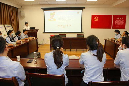 银行员工正在学习急救知识