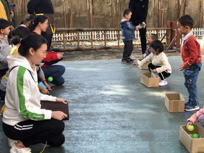 孩子们在阳光下微笑