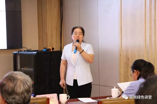 陈爱萍在工作室教徒弟雕刻技巧