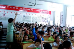 一名老师与学生互动的场景