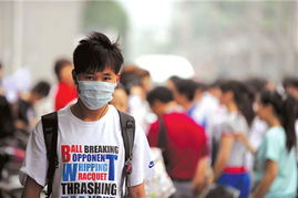 高考学生戴口罩进入考场