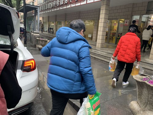 老人领取免费纸巾