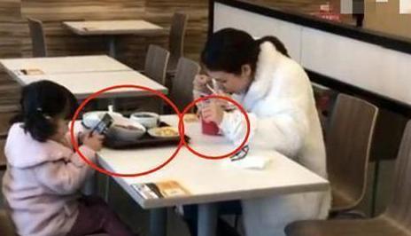 母女在餐厅内坐着未动筷