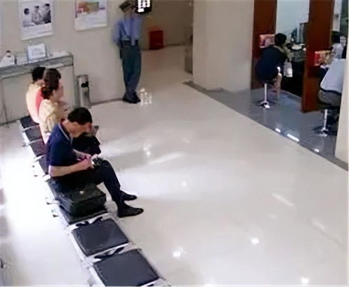 在银行去世老人家属放弃送医，真相令人唏嘘