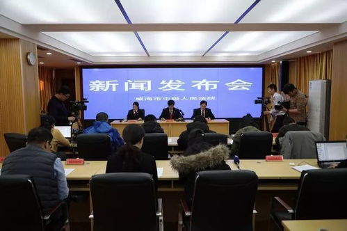 法庭外人群聚集关注判决结果