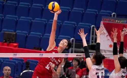 朱婷在训练场上专注扣球