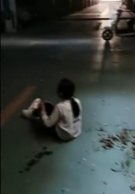 44岁母亲管教9岁女儿致死，网友：这不是教育是虐待！