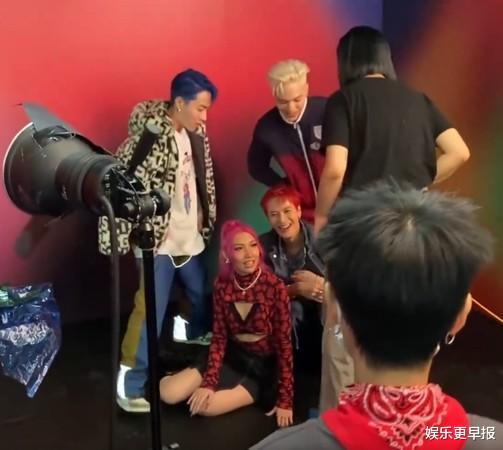 观众在社交媒体上热议歌手2025话题