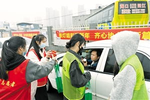 港口工作人员忙碌工作