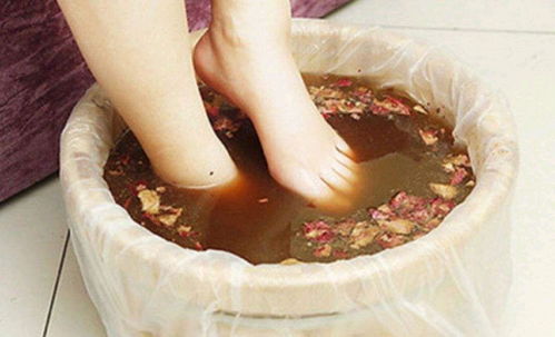 一个年轻人在家泡脚放松的场景