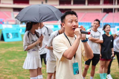 博主与粉丝合影交流的现场照片