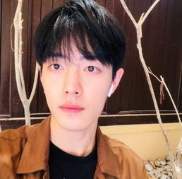 肖战与粉丝互动的照片