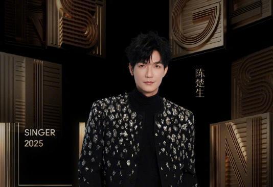 日本歌手BENI在歌手舞台上表演