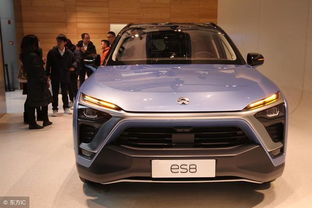 一位车主正在使用智能车载系统