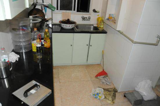 厨房里两人一起做饭