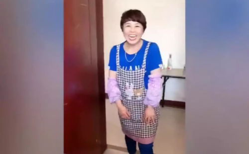 黄杨钿甜与父亲合影日常街拍