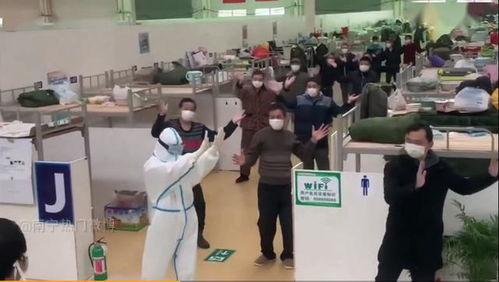 医院内医生与患者交谈场景