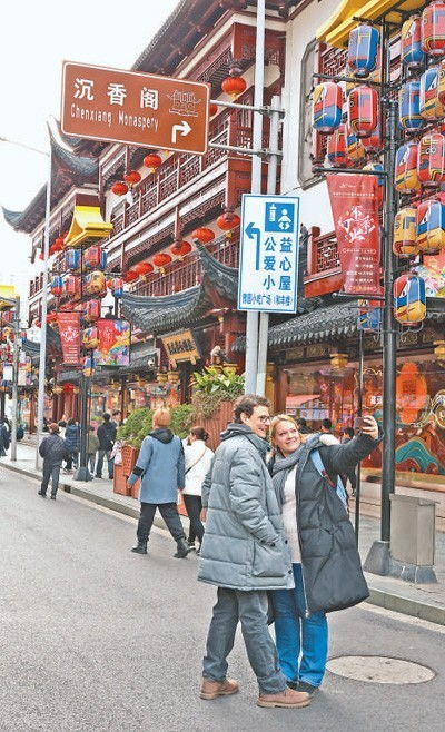 外国游客在中国街头体验美食