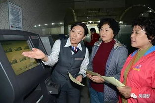 银行工作人员正在指导老人操作ATM机