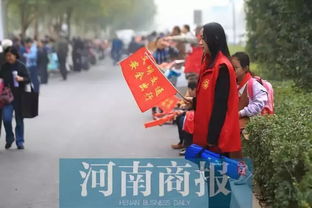 多个家长在学校门口执勤