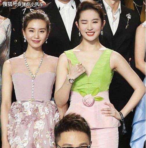 舞台上的侯佩岑和李晟同框