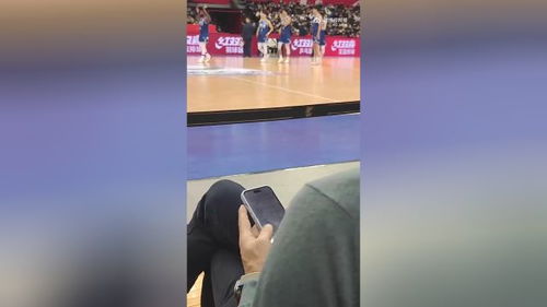 球迷在手机前观看杨瀚森比赛集锦