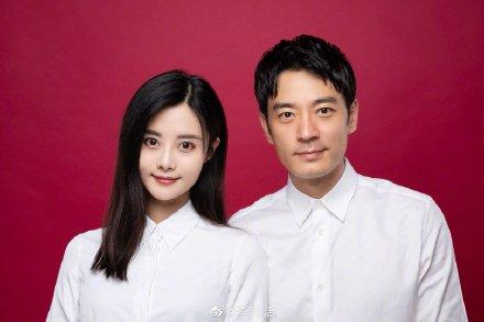 赵磊与妻子手持结婚证合影