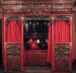 道观中人们焚香祭拜钟离权