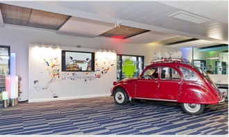 一辆停在展台上的新款家用轿车