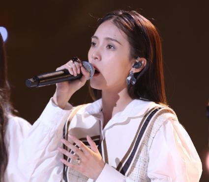 单依纯与粉丝合影微笑