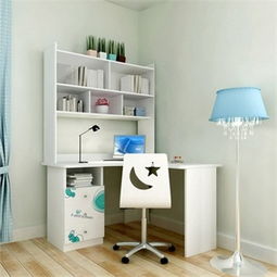 凌乱书桌上散落的照片和书籍画面