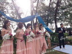 新人在婚礼现场相拥