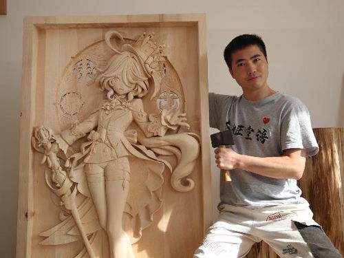 陈爱萍展示她雕刻完成的木雕作品