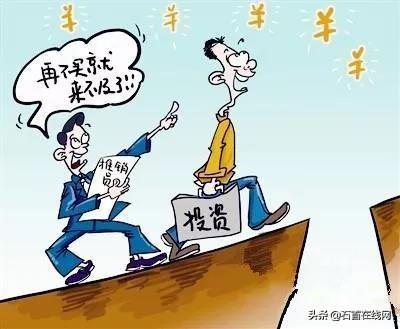 银行工作人员与老人交流场景