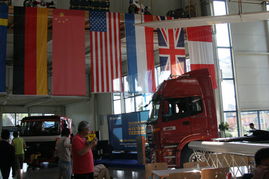 一场汽车新品发布会现场图