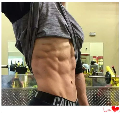 杨瀚森腹肌对比图