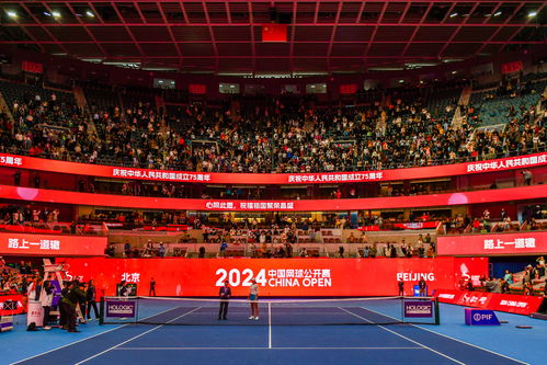 球迷们举着应援牌为郑钦文加油