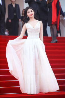 赵樱子在戛纳红毯上的银色镂空碎钻裙造型