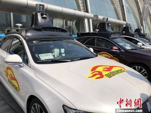 自动驾驶测试车辆在夜间城市环境中运行