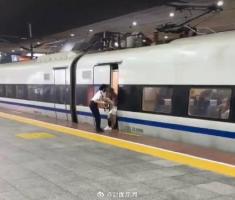 深圳北站女子阻挡高铁车门