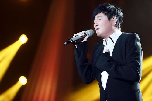 孙楠在《歌手》舞台上演唱周深作品《人是》