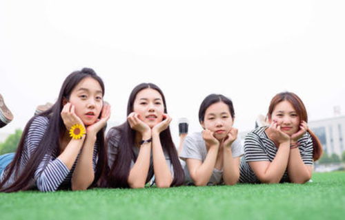 闺蜜在西湖边合影