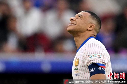 姆巴佩在比赛中带球突破